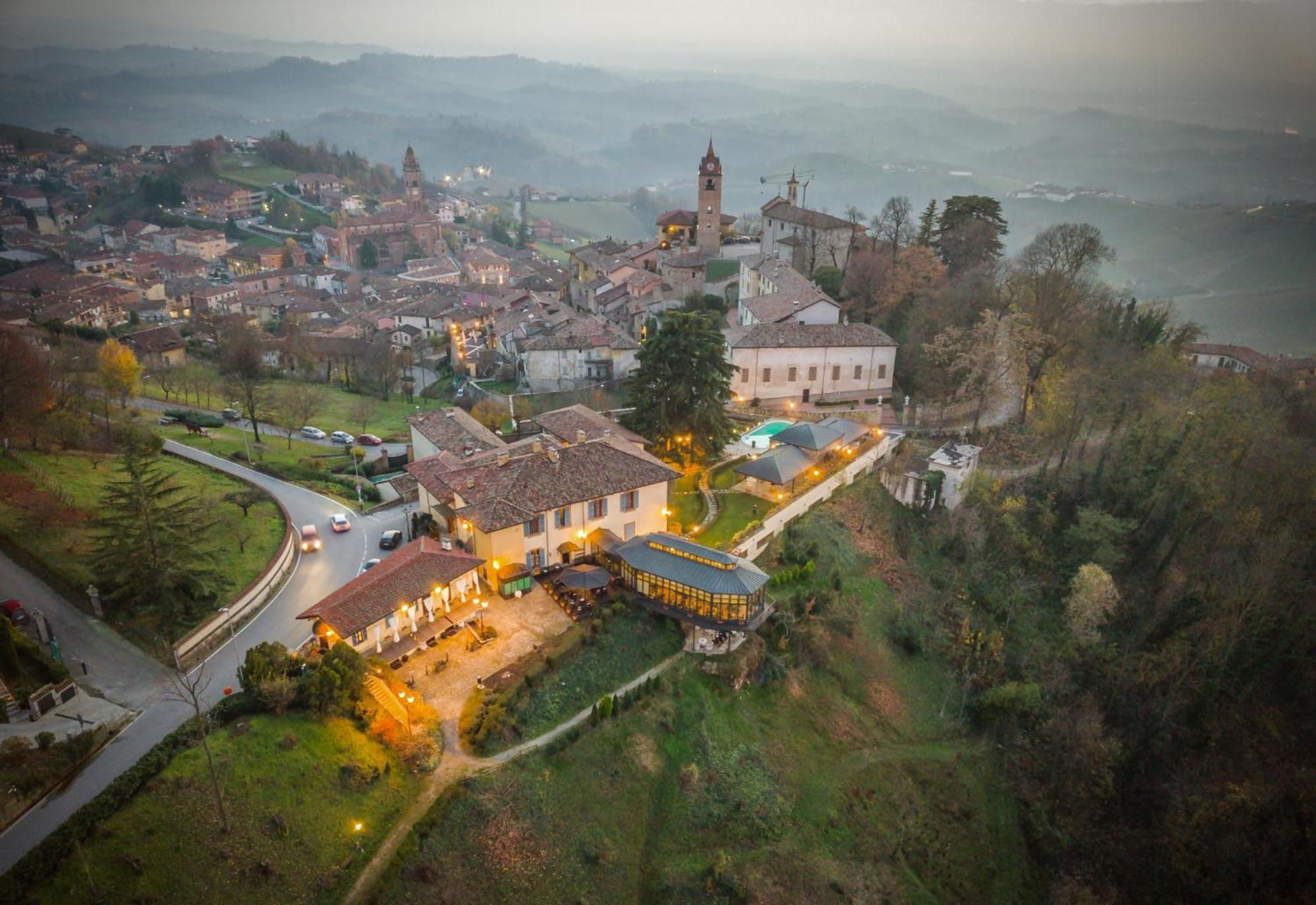 Hotel Villa Beccaris Monforte dʼAlba Buitenkant foto