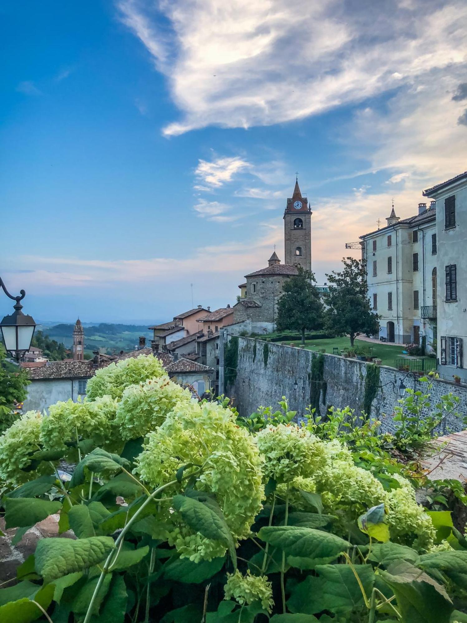 Hotel Villa Beccaris Monforte dʼAlba Buitenkant foto