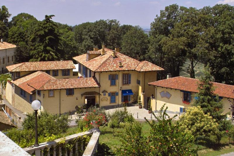 Hotel Villa Beccaris Monforte dʼAlba Buitenkant foto