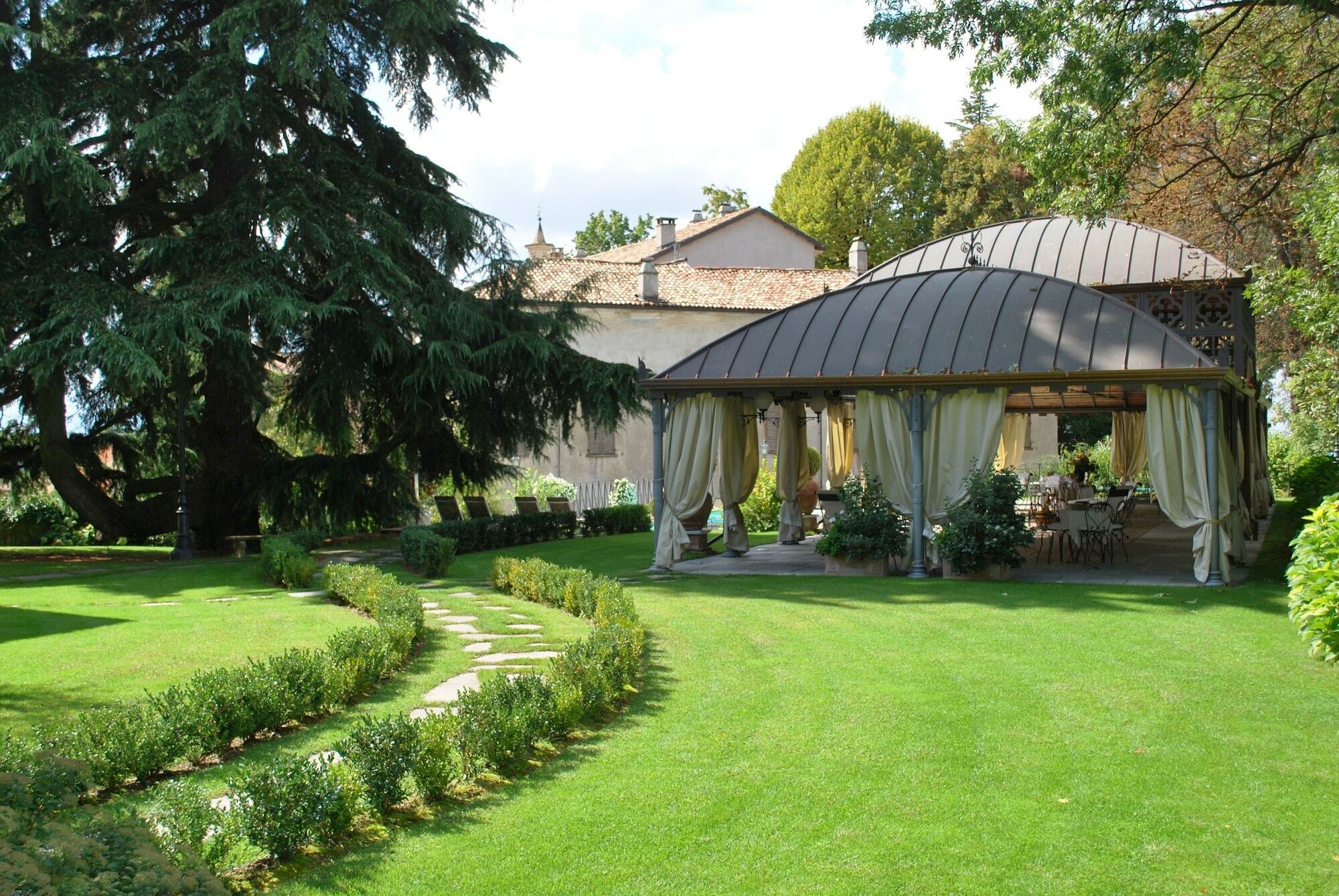 Hotel Villa Beccaris Monforte dʼAlba Buitenkant foto