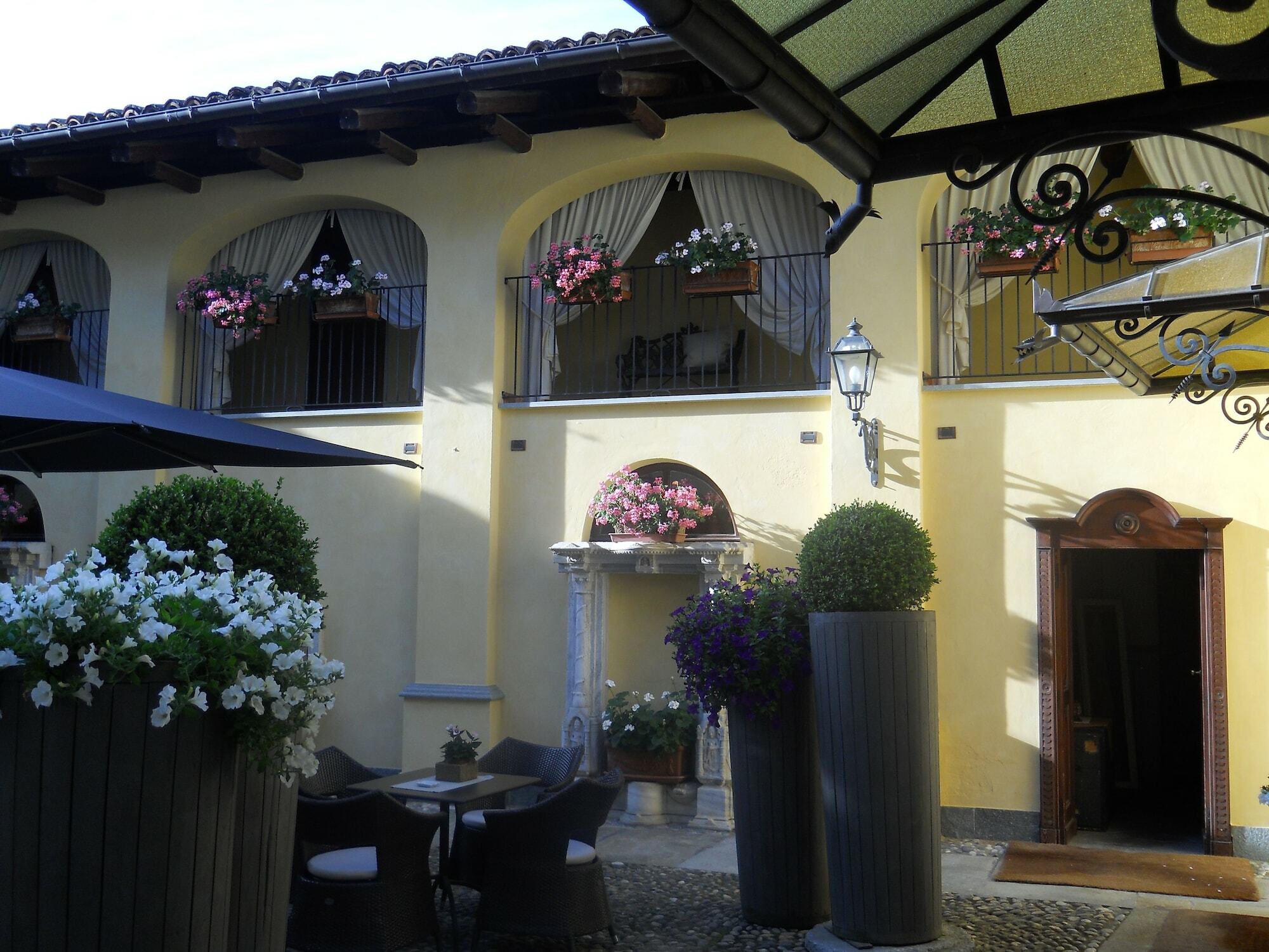 Hotel Villa Beccaris Monforte dʼAlba Buitenkant foto