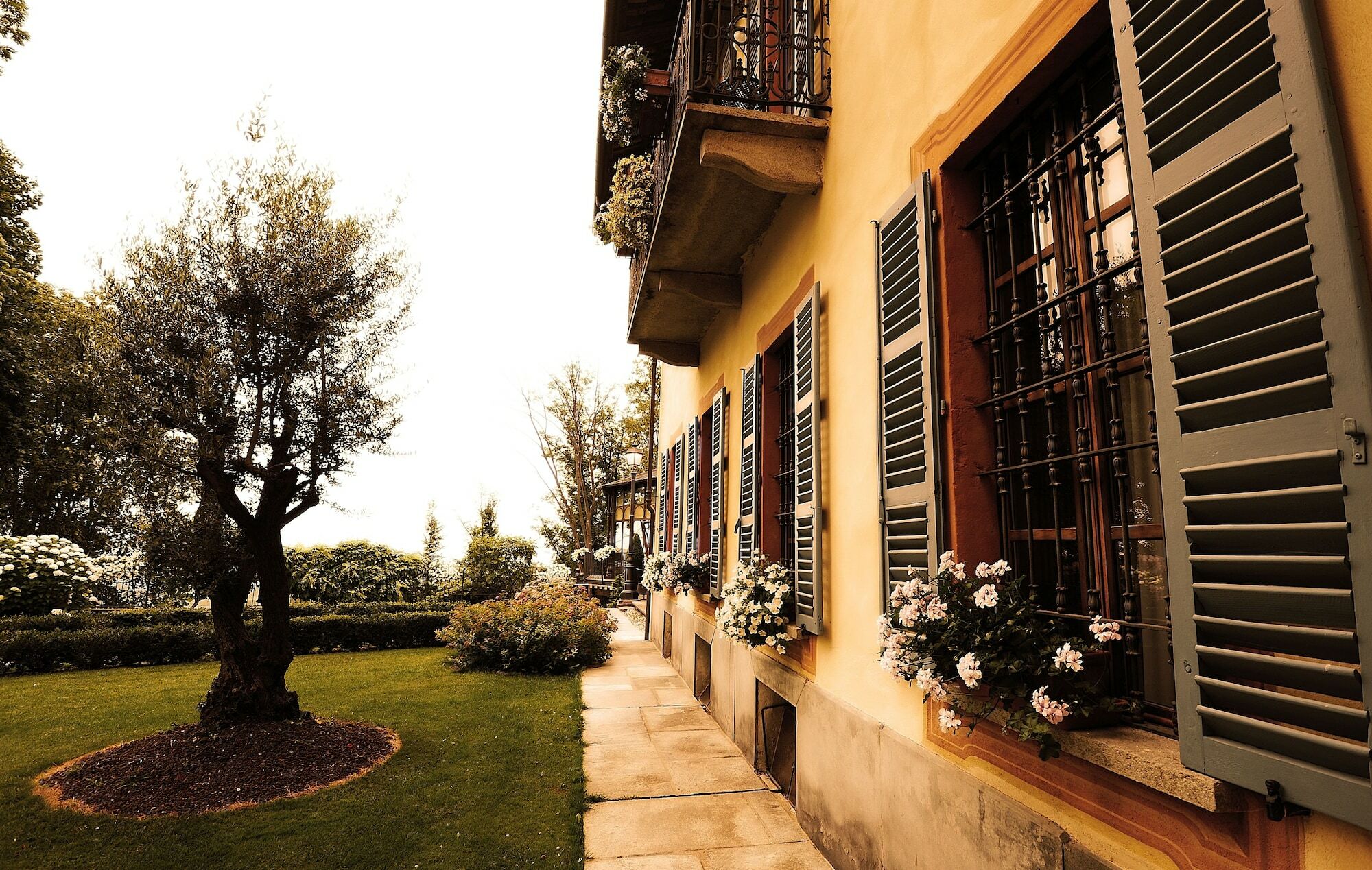 Hotel Villa Beccaris Monforte dʼAlba Buitenkant foto